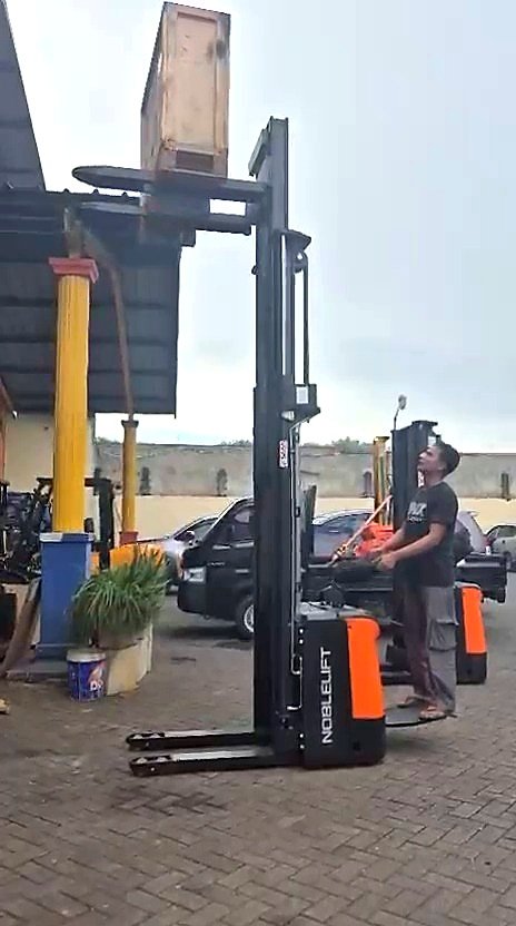 electric-stacker-foto-2-jernih